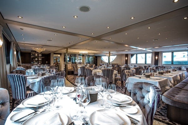 Riviera Travel Thomas Hardy Interior Restaurant 2.jpg